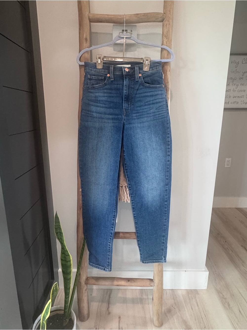Levi’s High-Waisted Mom Jeans – Size 27 🤍